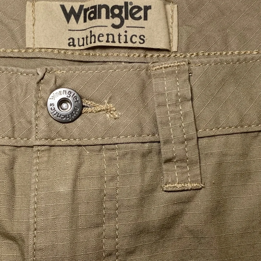 Wrangler Authentics Mens Khaki Ripstop Cargo Shorts Tan ZM6LSML Size 44 NWT